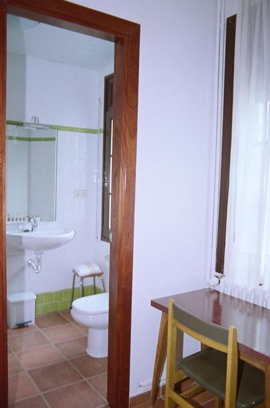 Hostal Fondevila โบอี ภายนอก รูปภาพ